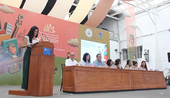 Andrea Farías y Sábados en la Ciencia ganaron Premio Ciencia UV 2024