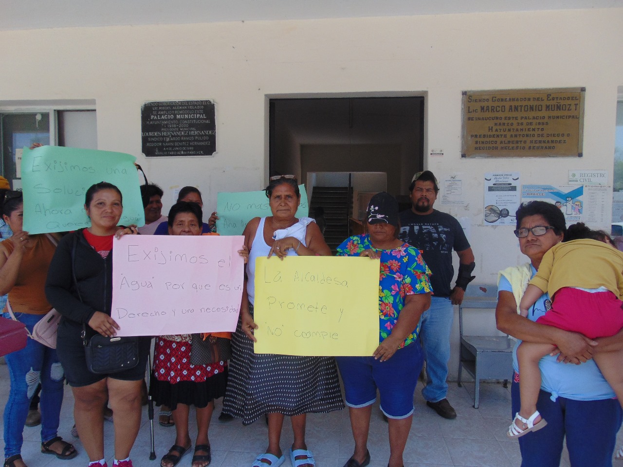 Por falta de agua protestan en el palacio municipal de Manlio Fabio Altamirano