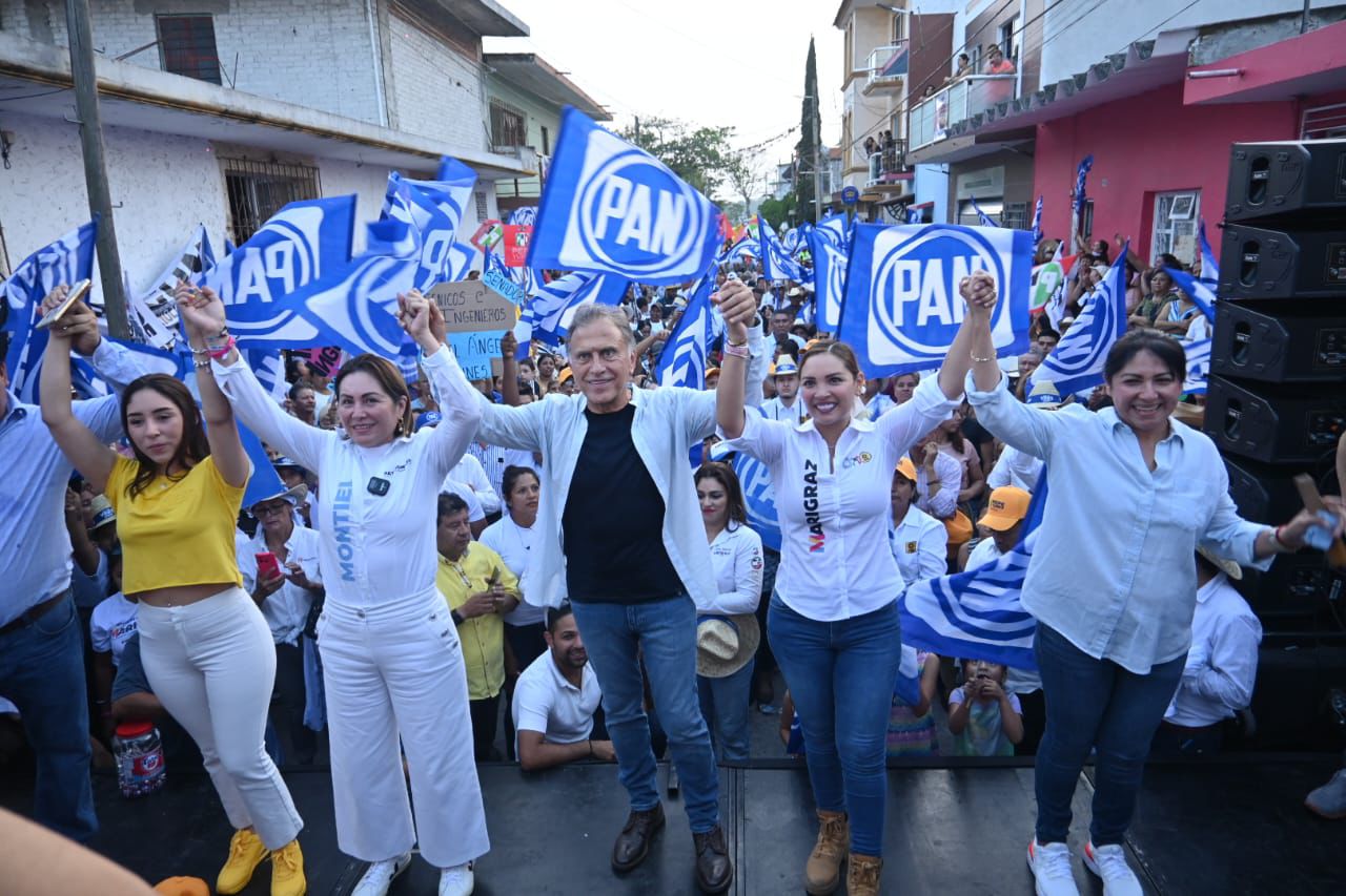 Miguel Ángel Yunes Linares hace campaña en Alto Lucero