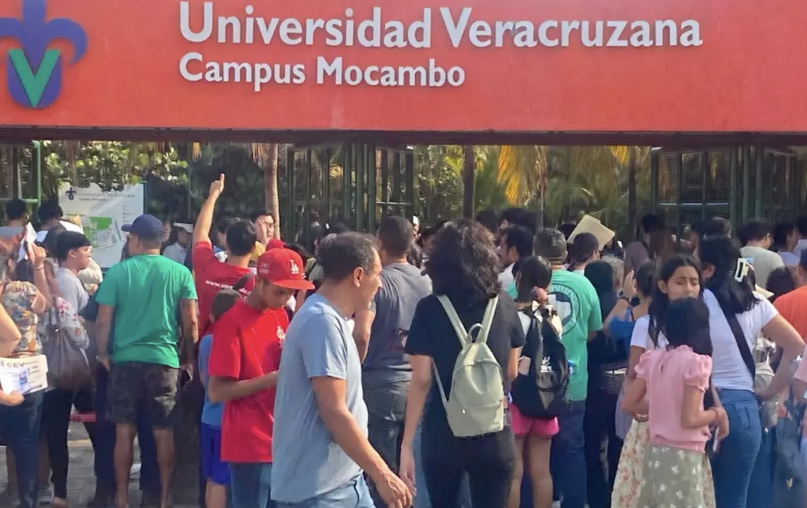 Más de 10 mil jóvenes realizan examen de ingreso a la UV en Veracruz