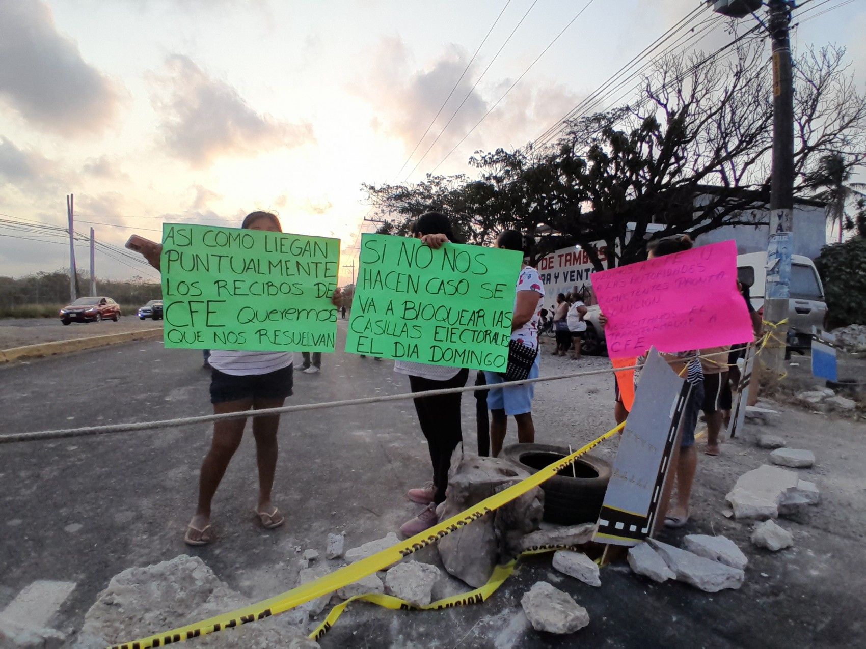 Vecinos de Los Carriles bloquean la Veracruz-Xalapa, piden un transformador decente