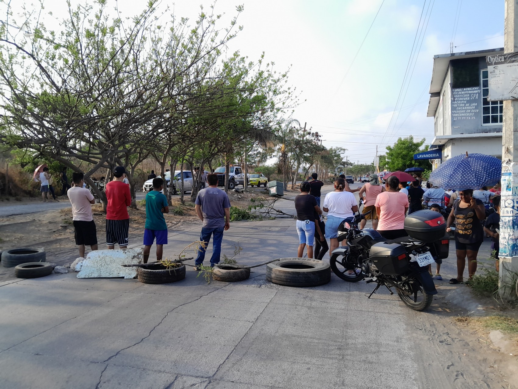 Auto derriba transformador recién instalado y vecinos de El Cortijo bloquean carretera Dos Lomas-Veracruz