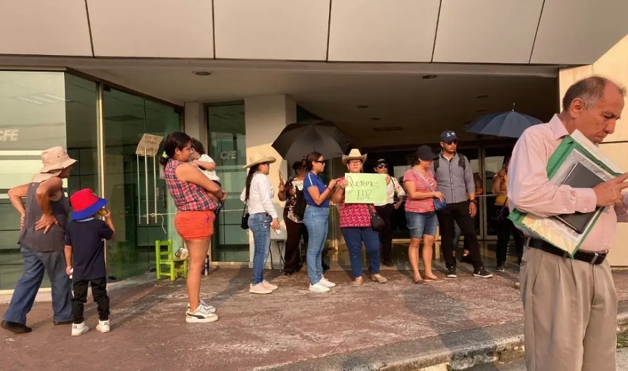 Bloquean CFE en Veracruz por falta de luz y obtienen un transformador nuevo