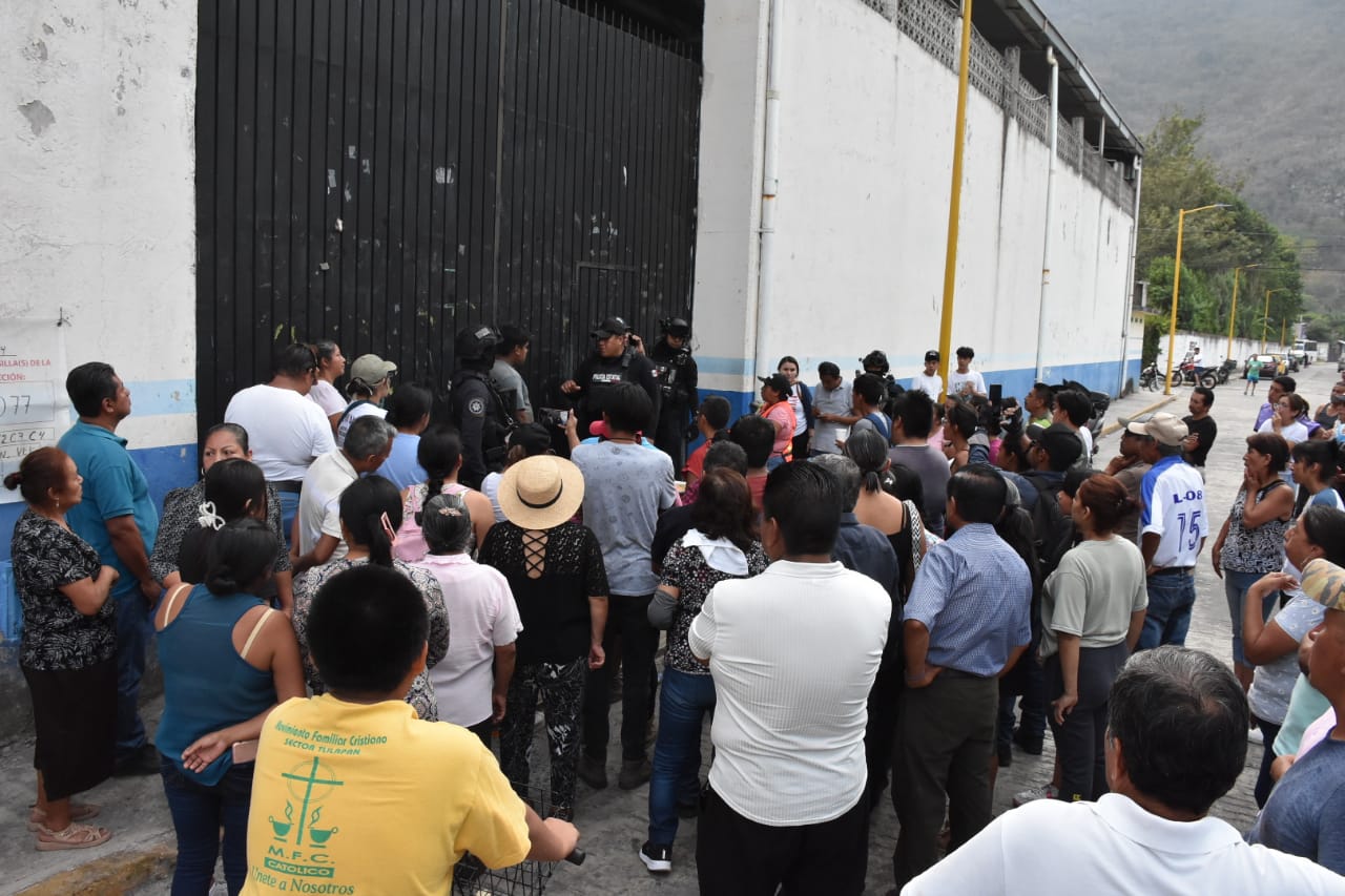 Invalidan elección en Tlilapan, habitantes causan destrozos en la casilla