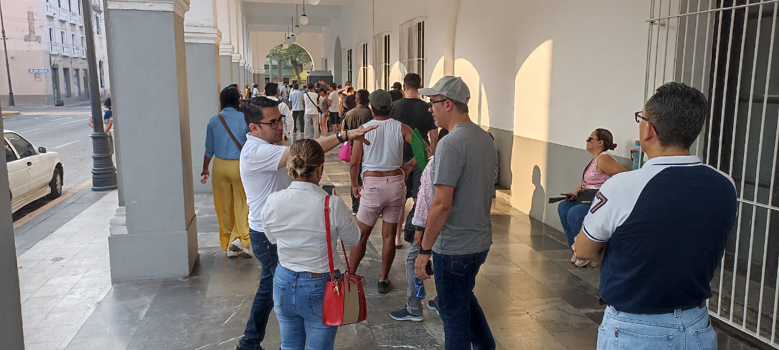 Cruz Roja atiende por golpe de calor a cinco personas formadas para emitir su voto en el estado