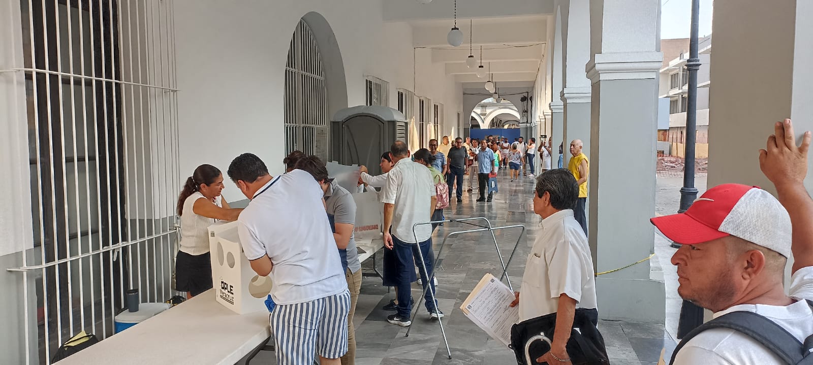 Porteños resienten el golpe de calor al formarse para votar
