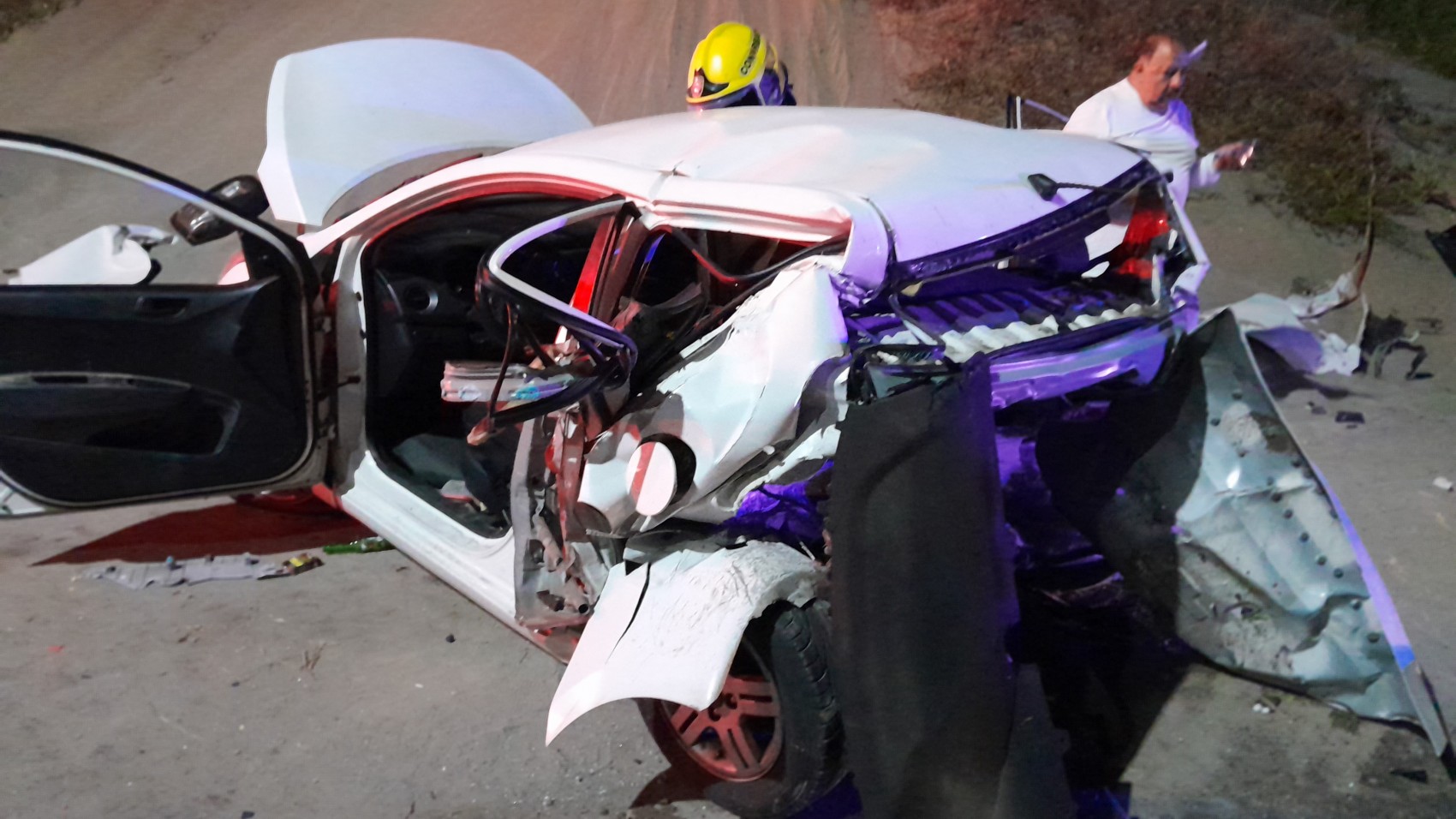 Familia acaba prensada en su auto tras ser impactada por otro en la Riviera de Alvarado
