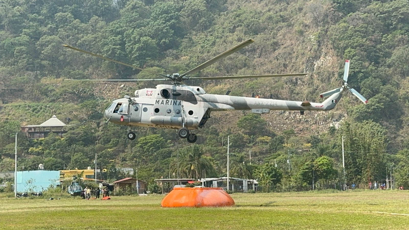 Dos aeronaves realizan ataques aéreos en incendio de Tlilalpan