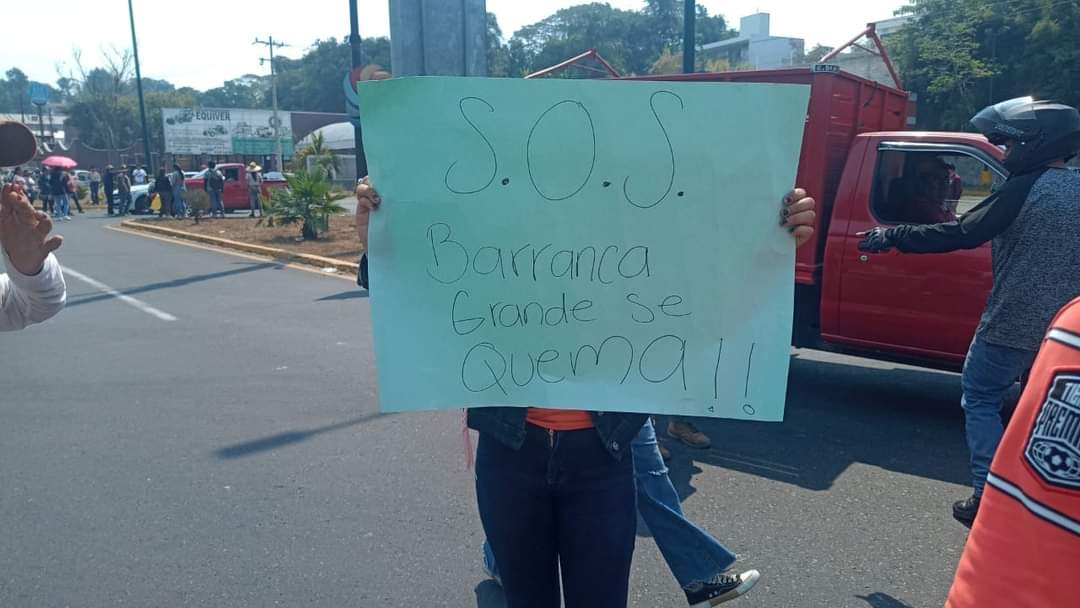 Se quema la montaña, reclaman Vecinos de Barranca Grande y bloquean Xalapa