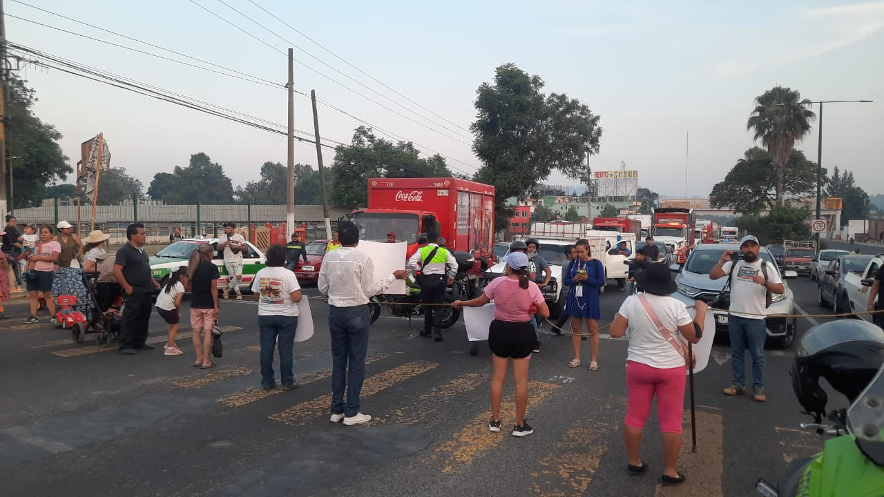 Bloquean bulevar Xalapa- Banderilla; tienen 2 semanas sin agua