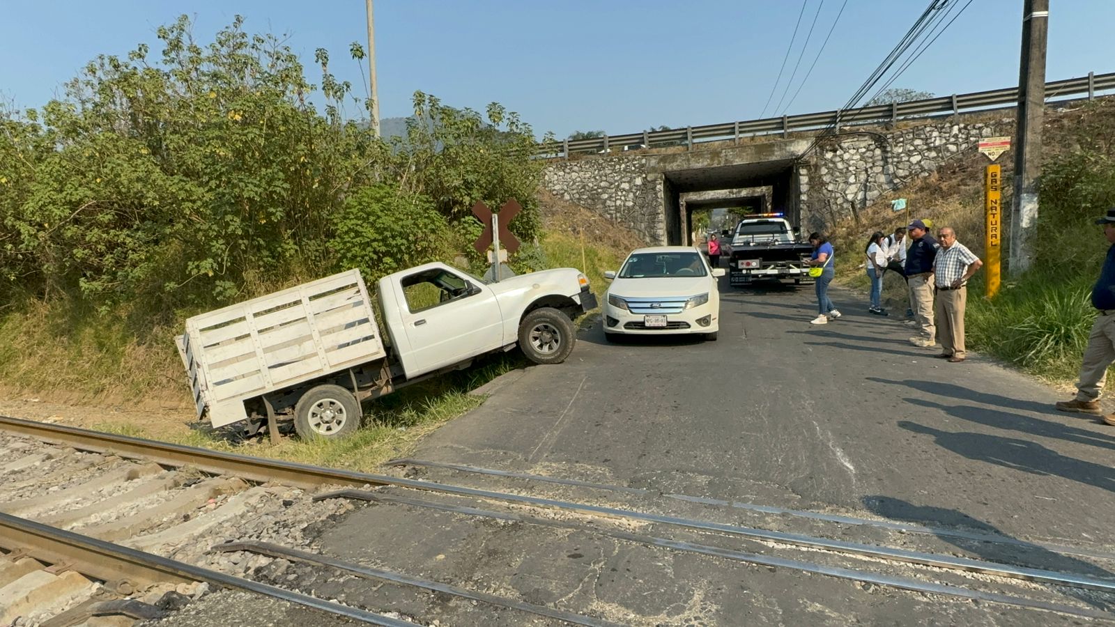 Camioneta intenta ganar paso a tren y es impactada