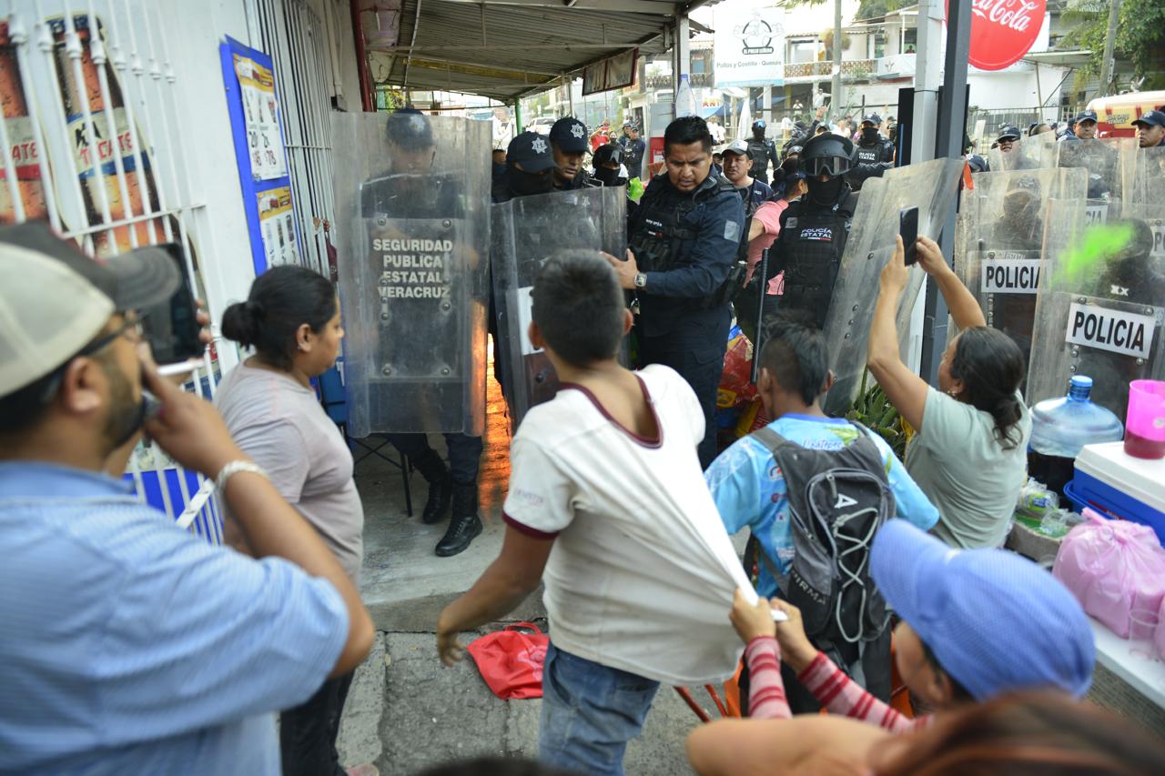 Desalojan a habitantes que protestaban por incendio en Barranca Grande