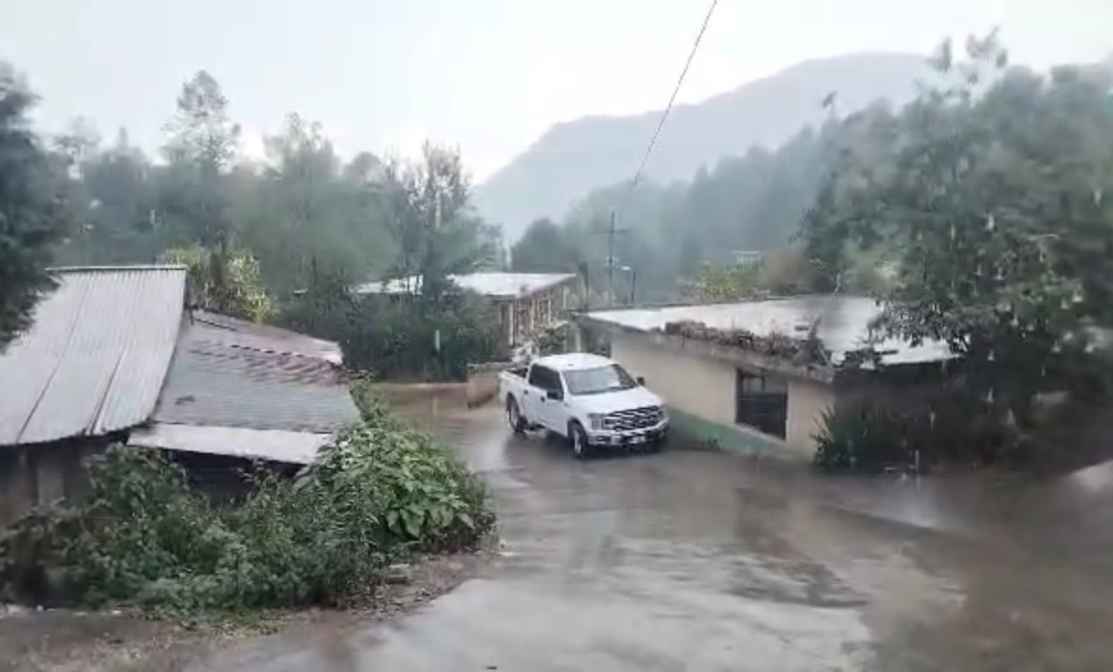 Granizada sorprende a La Perla