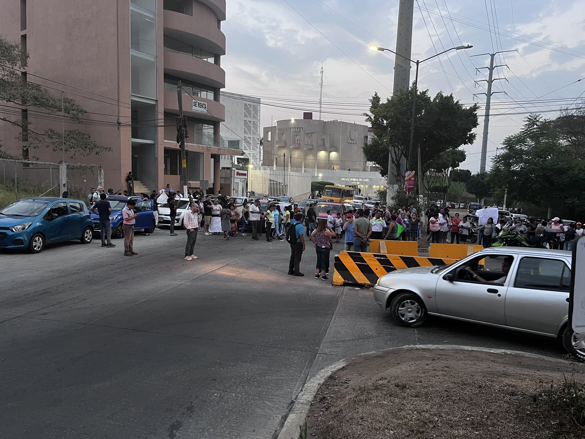 Vecinos bloquean Arco Sur porque tienen 15 días sin agua