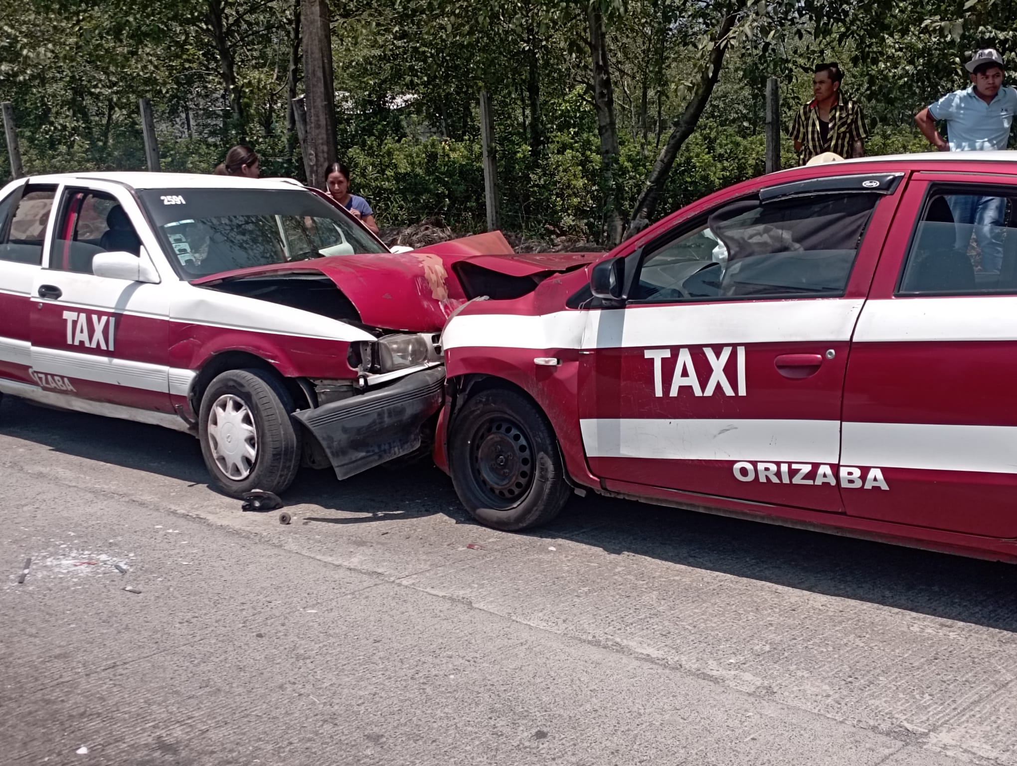 Chocan frontalmente dos taxis en la carretera Orizaba-Mariano Escobedo