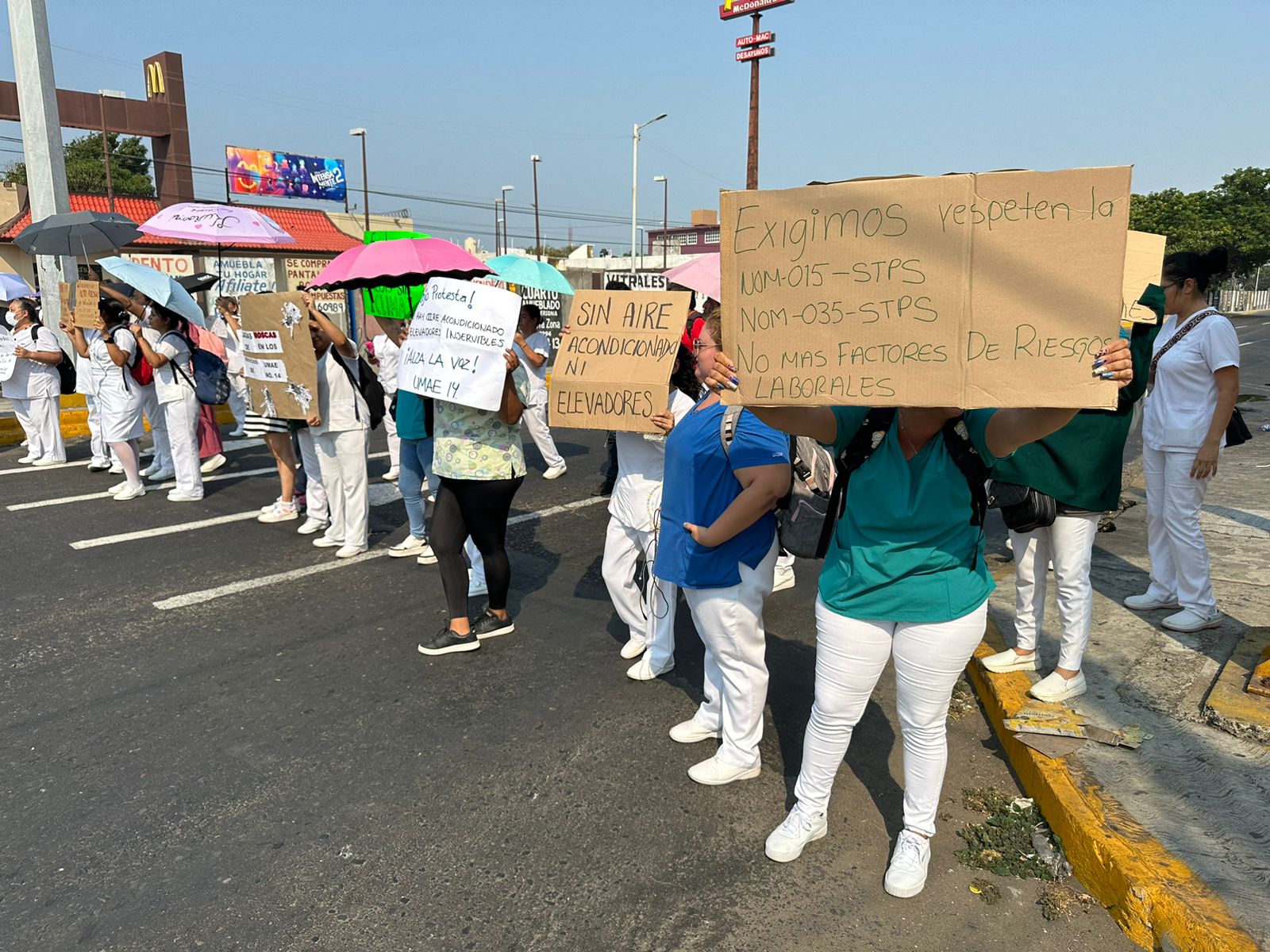 Trabajadores del IMSS vuelven a bloquear la avenida Cuauhtémoc en Veracruz