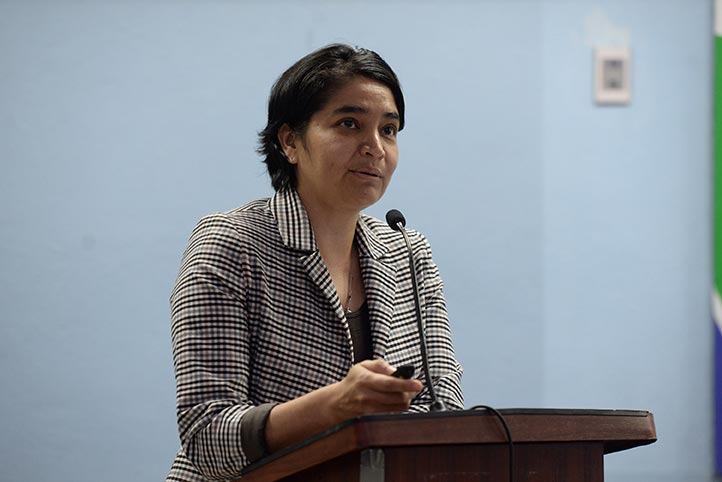 Egresada UV trabaja nueva técnica para reparar lesiones de cartílago