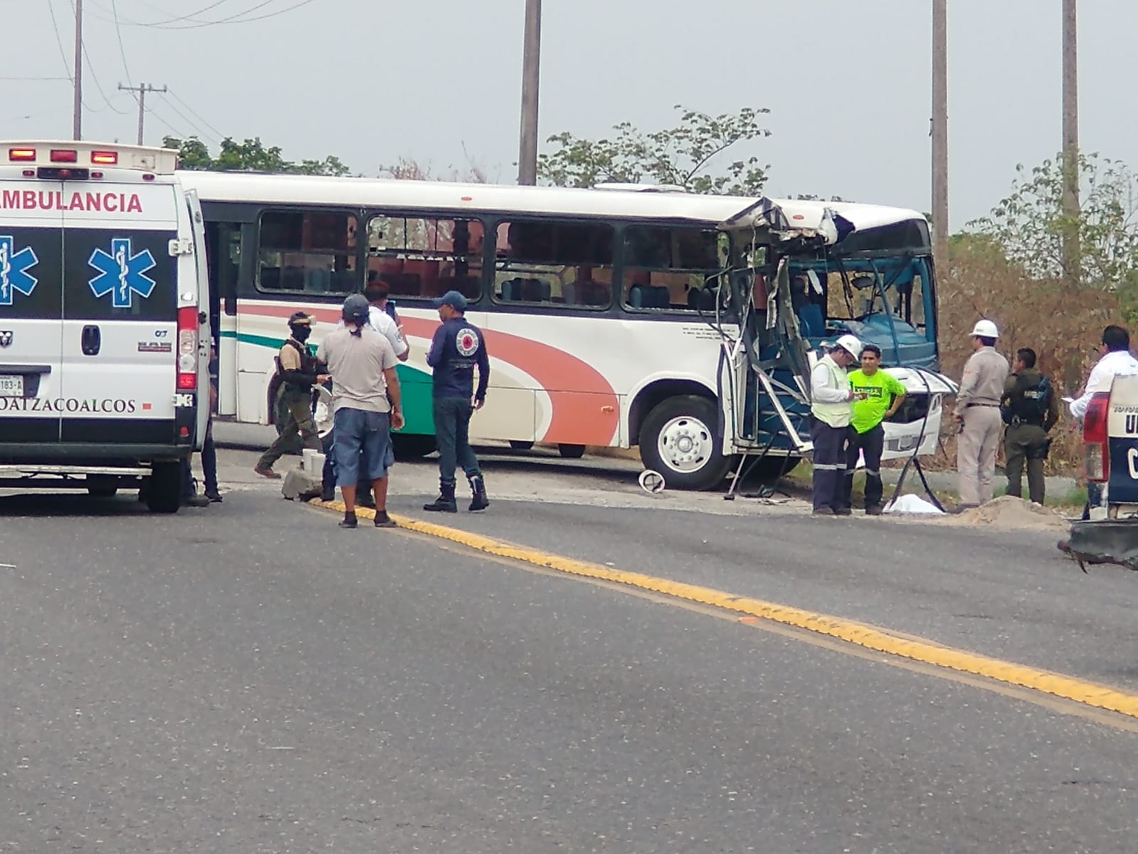 Un muerto deja encontronazo entre autobús de Pemex y locomotora en Nanchital