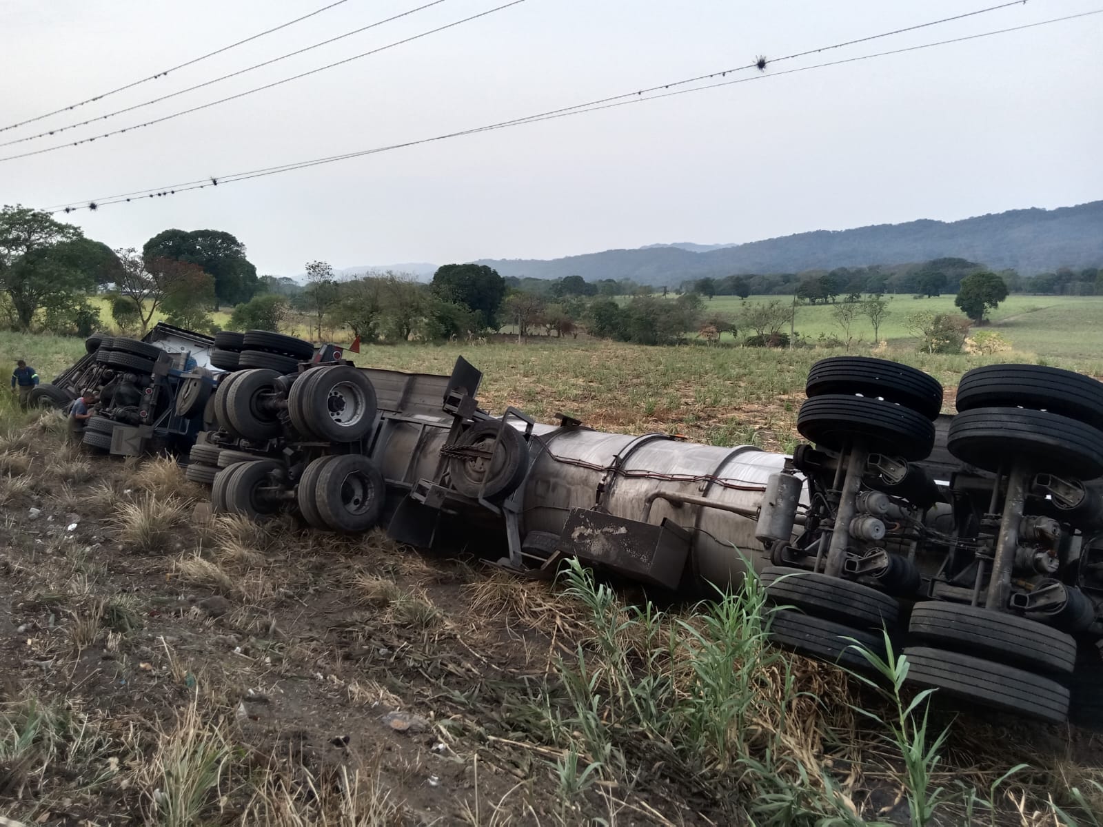 Vuelca pipa con 30 mil litros de melaza sobre la carretera federal Córdoba-Veracruz