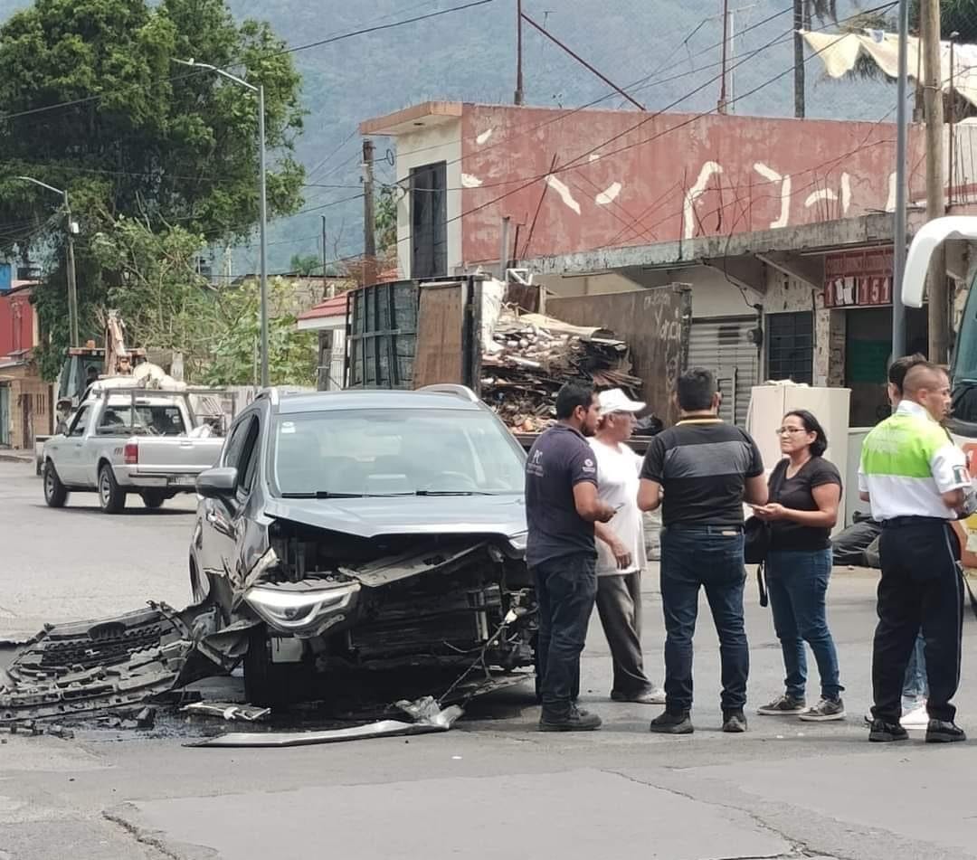 Dos lesionados en choque de taxi y camioneta particular en Río Blanco