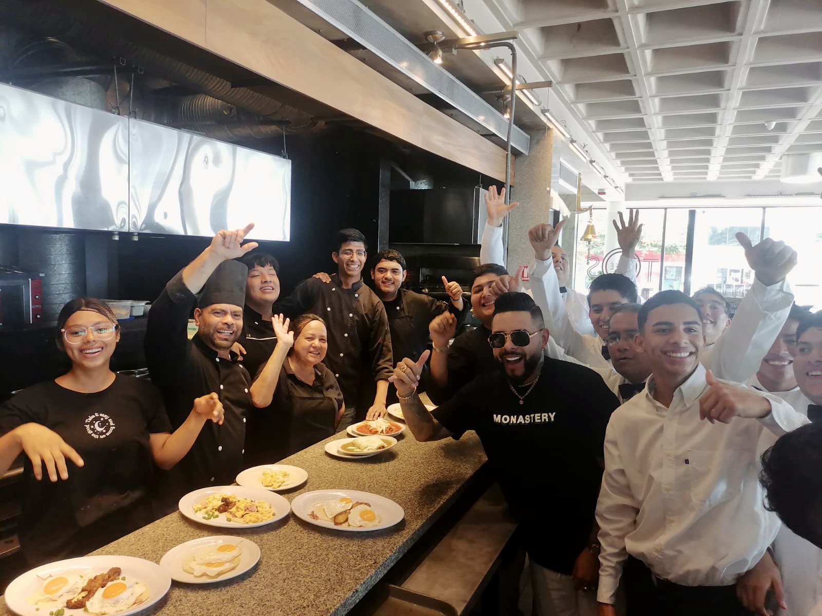Danny Daniel disfruta del tradicional lechero en el Gran Café de la Parroquia de Veracruz