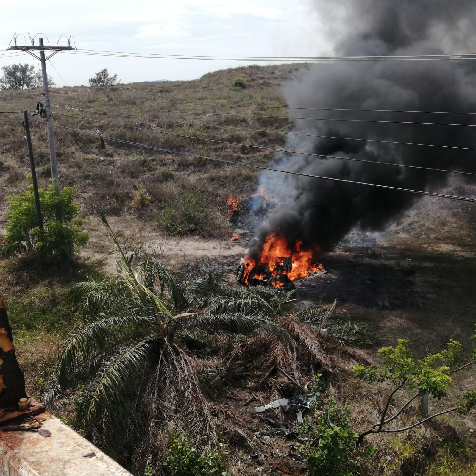 Auto cae al vacío, se incendia y mujer salva a 3 jóvenes de morir quemados