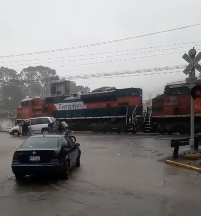 Salvan a camioneta familiar de ser arrollada por trenes en Mendoza