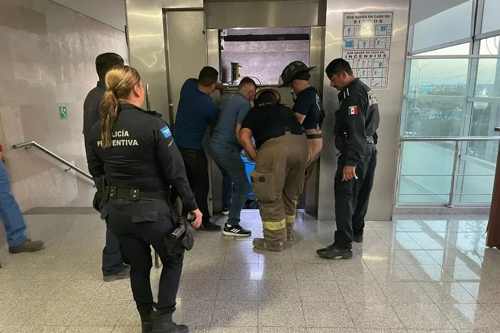 Dos personas quedan atrapadas en elevador del Hospital “Luis F. Nachón” al sufrir “una breve pausa”