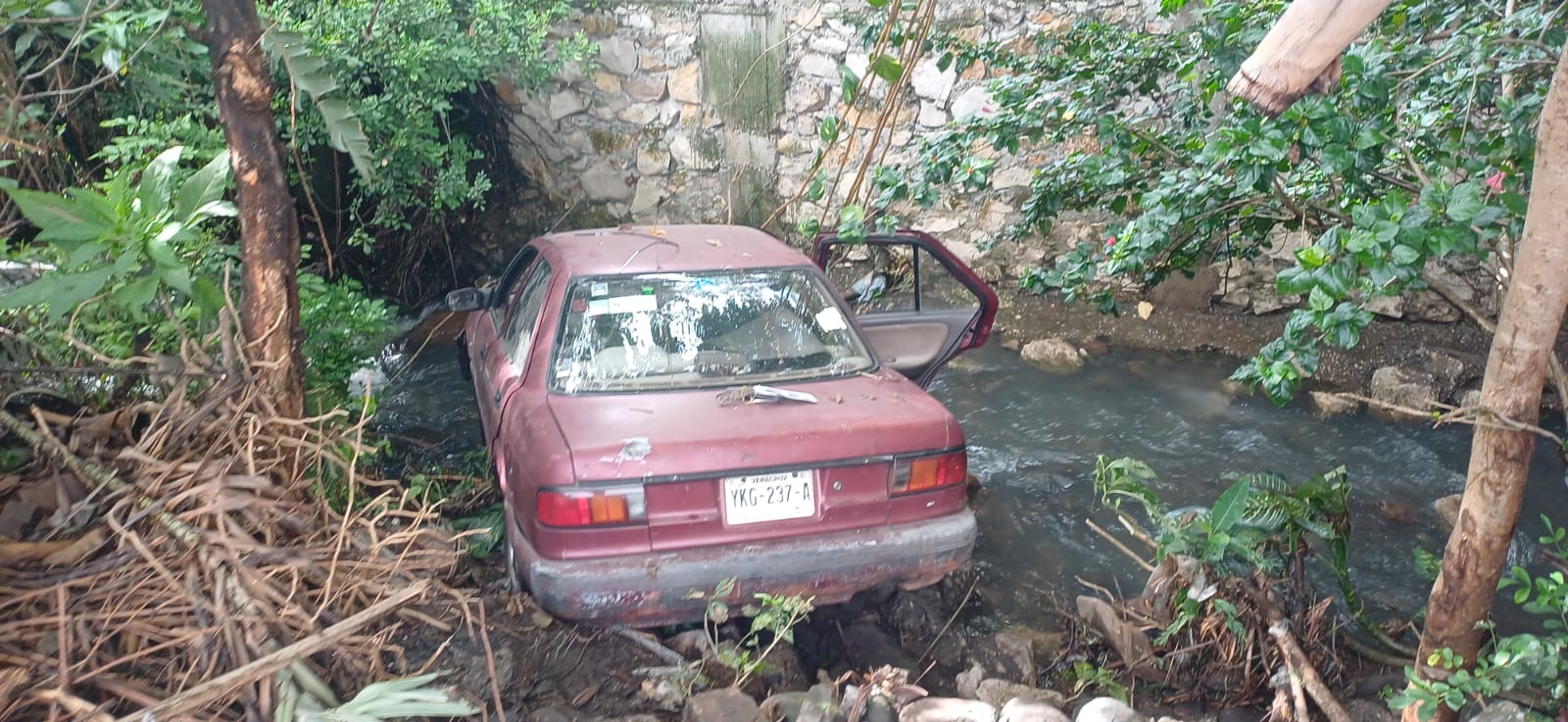 Tsuru se queda sin frenos y termina en un arroyo de aguas negras en Córdoba