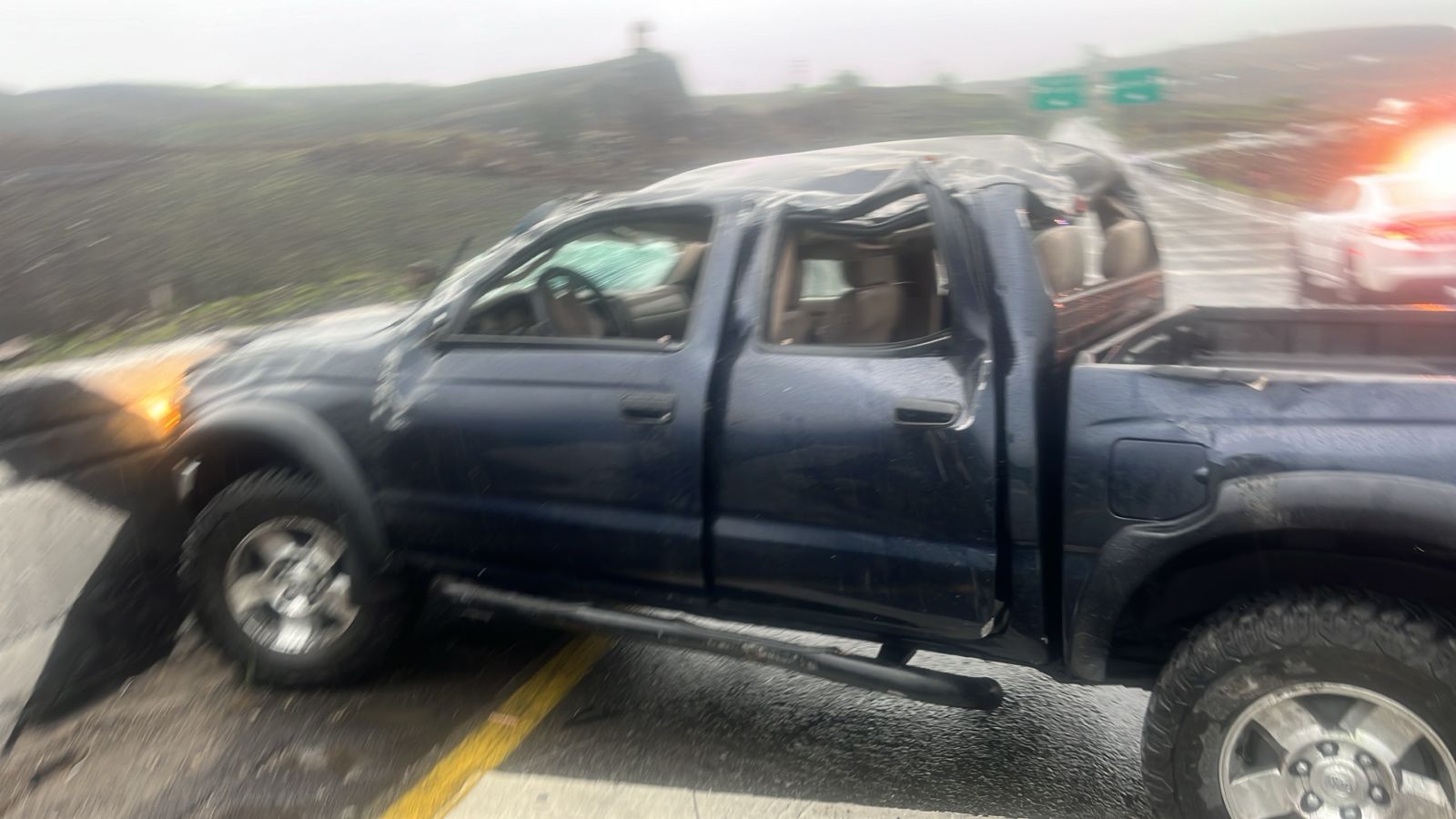 Una persona fallecida y 8 lesionados deja volcadura de camioneta en las cumbres de Maltrata