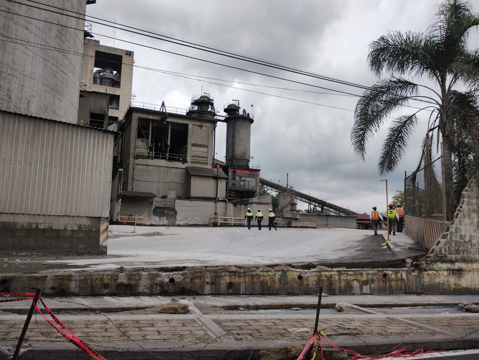 Cae barda de Cementos Apasco provocando anegación de seis viviendas en Ixtaczoquitlán