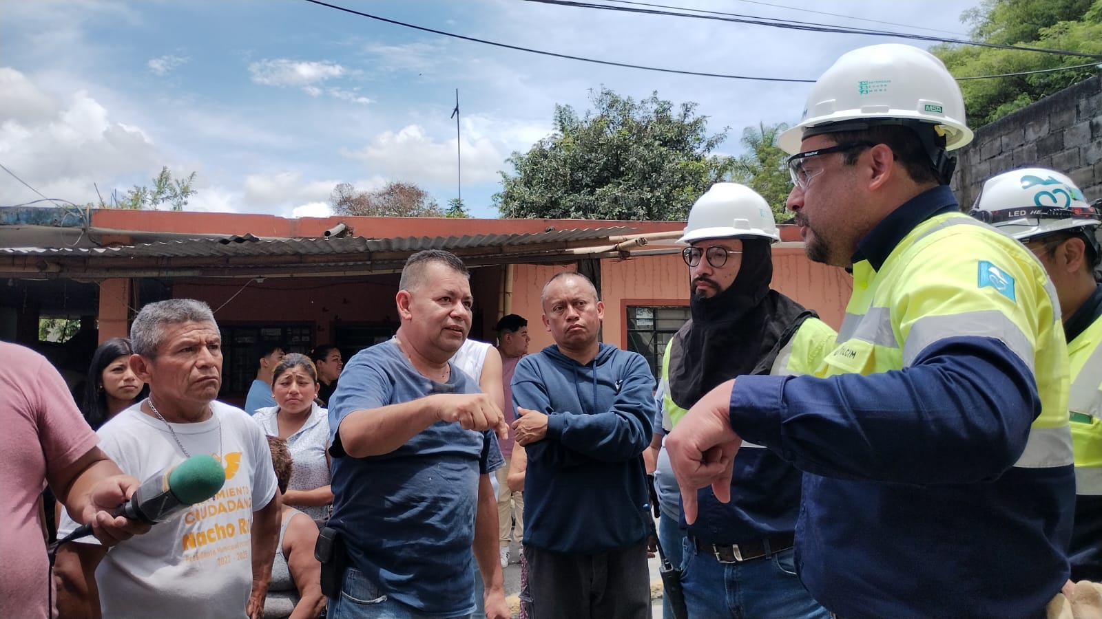 Exigen a Cementos Apasco responsabilizarse de la anegación de sus viviendas por caída de barda