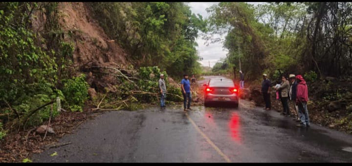 Por deslaves cierran la carretera federal Huatusco-Conejos, a la altura de Totutla