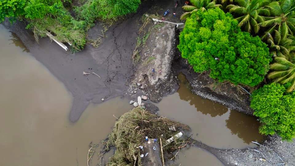 Río Limones se lleva parte del puente Huihuixtla-Mata Cazuela en Soledad de Doblado