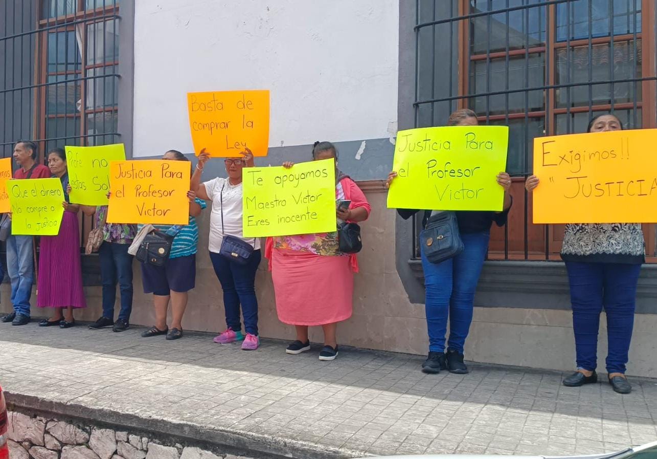 Familiares y amigos de maestro acusado de presunta violación protestan en la Fiscalía regional de Córdoba