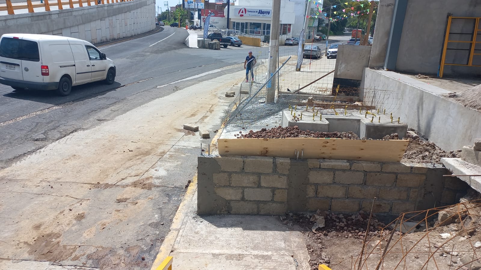 Vecinos de El Olmo denuncian que empresa construye muro sobre la banqueta, exigen su cancelación
