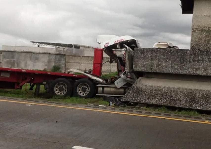 Dos fallecidos y un menor herido al estrellarse tráiler contra el Obelisco Solidaridad de Amatlán