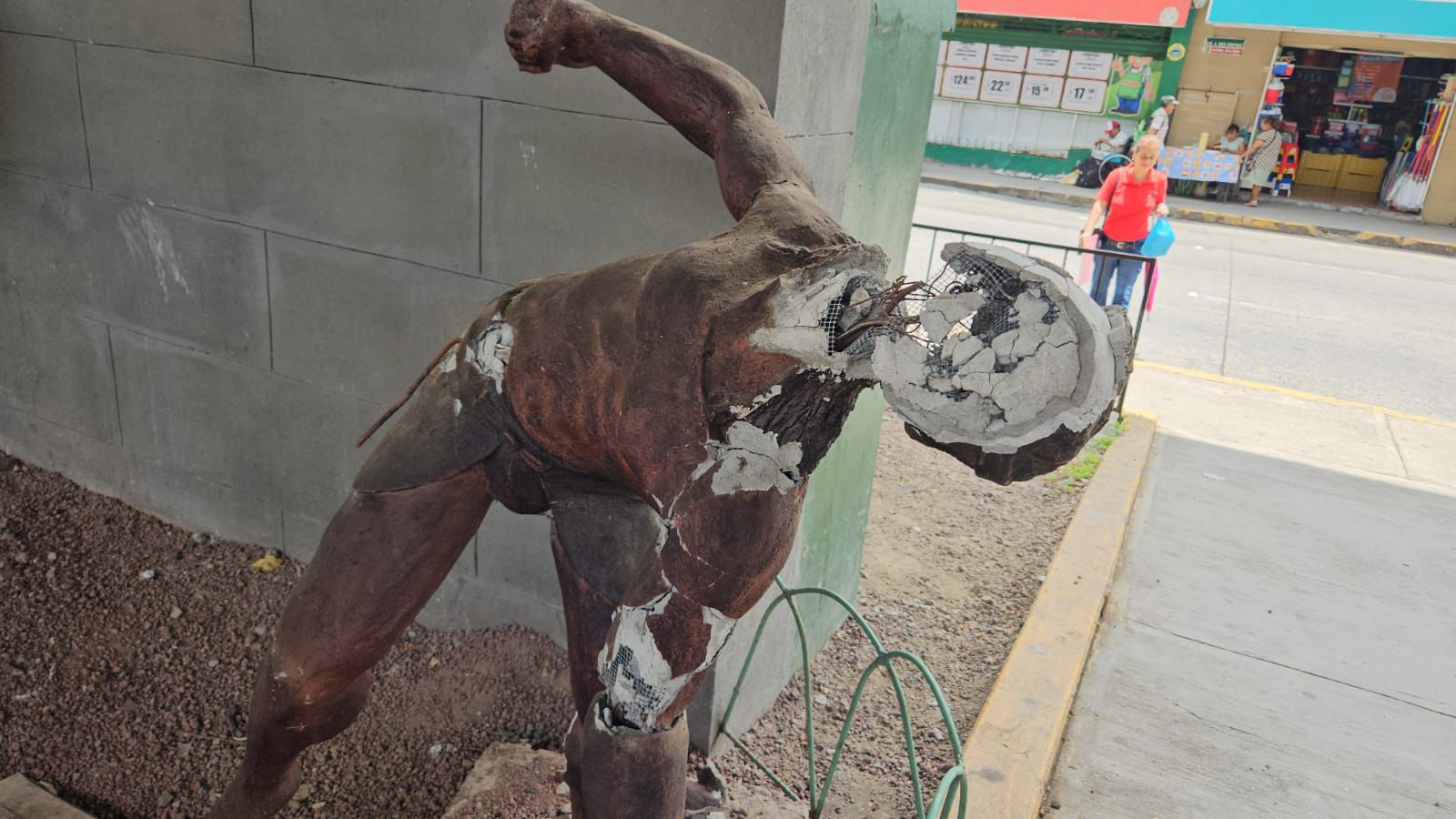 Se caen a pedazos esculturas en Plaza Tajín de Poza Rica