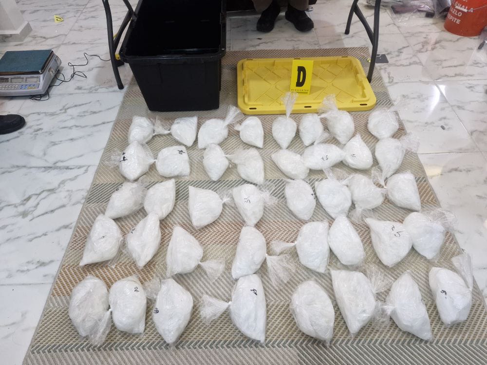 Aseguran 79 kilos de cristal además de arsenal en cateo en fraccionamiento Costa de Oro