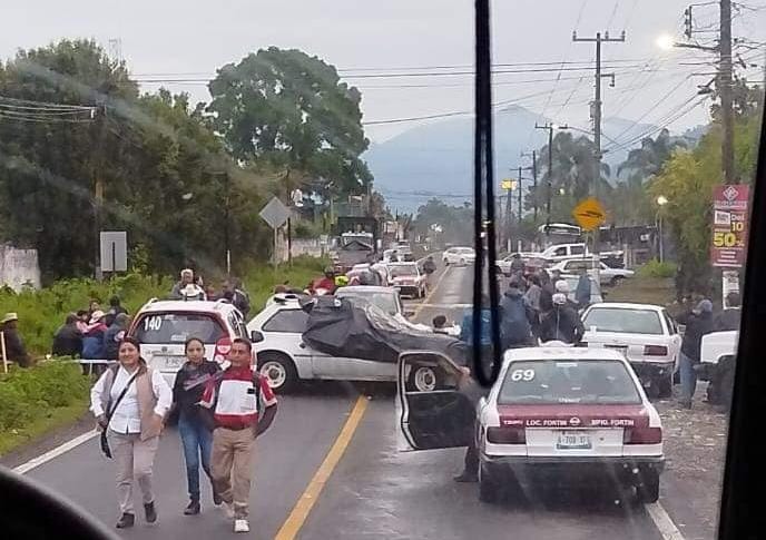 En Fortín bloquean carretera federal a Huatusco, no tienen agua por cierre de válvulas en Chocamán