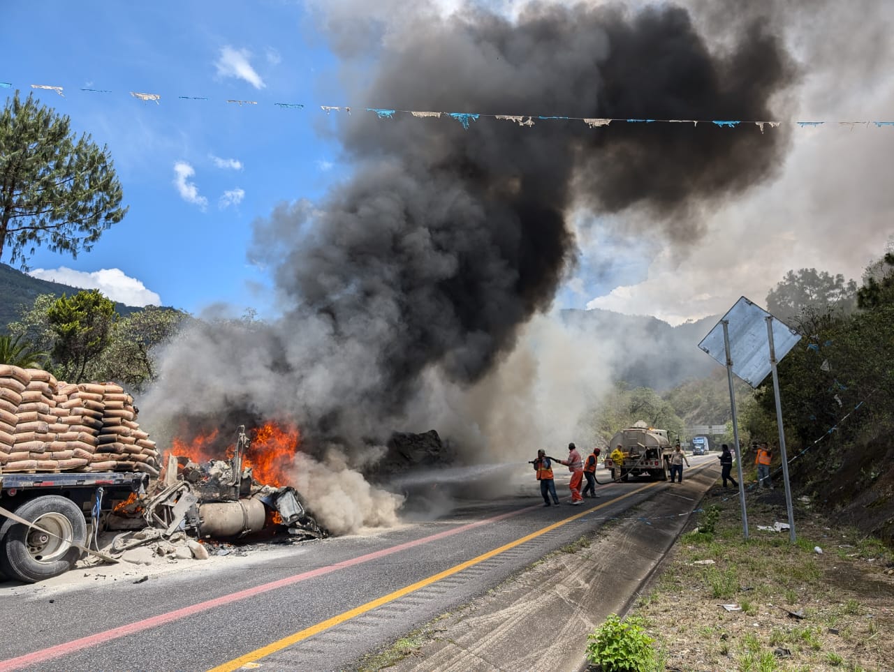 Chocan dos tráileres en las cumbres de Maltrata, rapiñeros roban la carga de cemento
