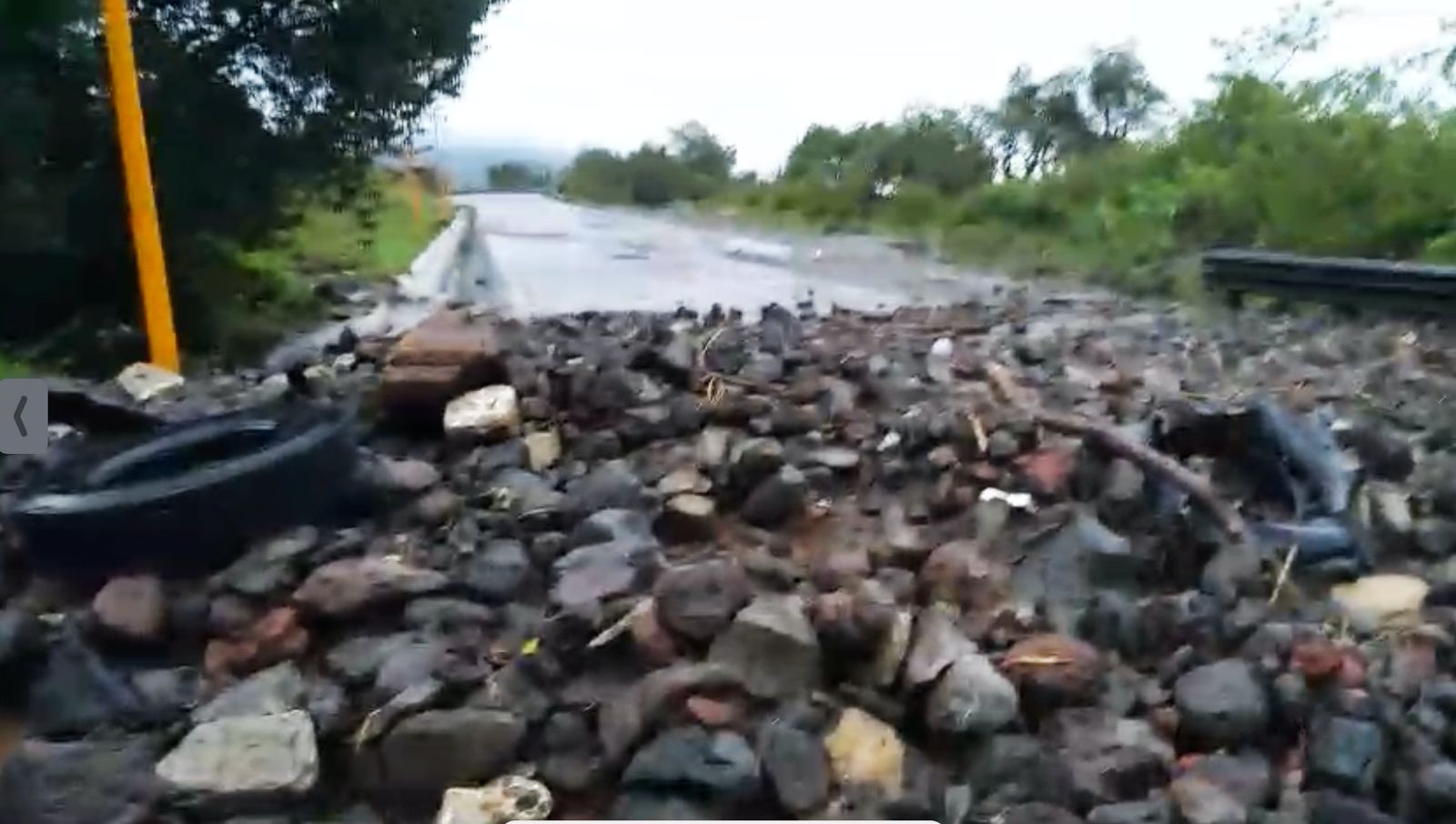Deslizamiento de piedra y lodo ocasiona el cierre total de la autopista Orizaba-Puebla, a la altura de Maltrata