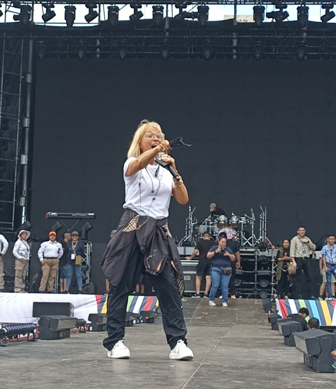 Yuri realiza sound check a horas de su coronación como reina del Carnaval de Veracruz 2024