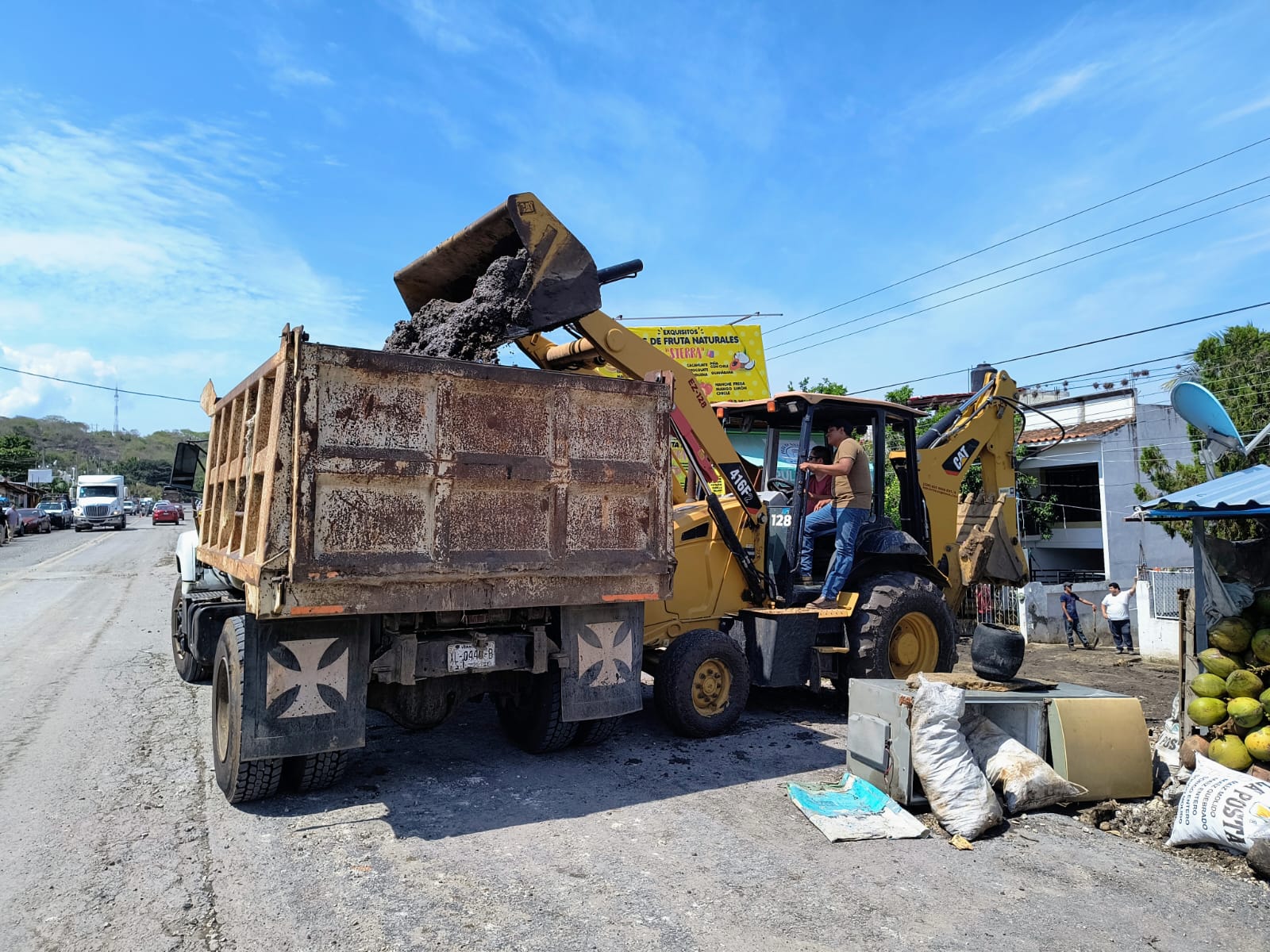 Ayuntamiento de Emiliano Zapata atiende caminos afectados por lluvias en localidades