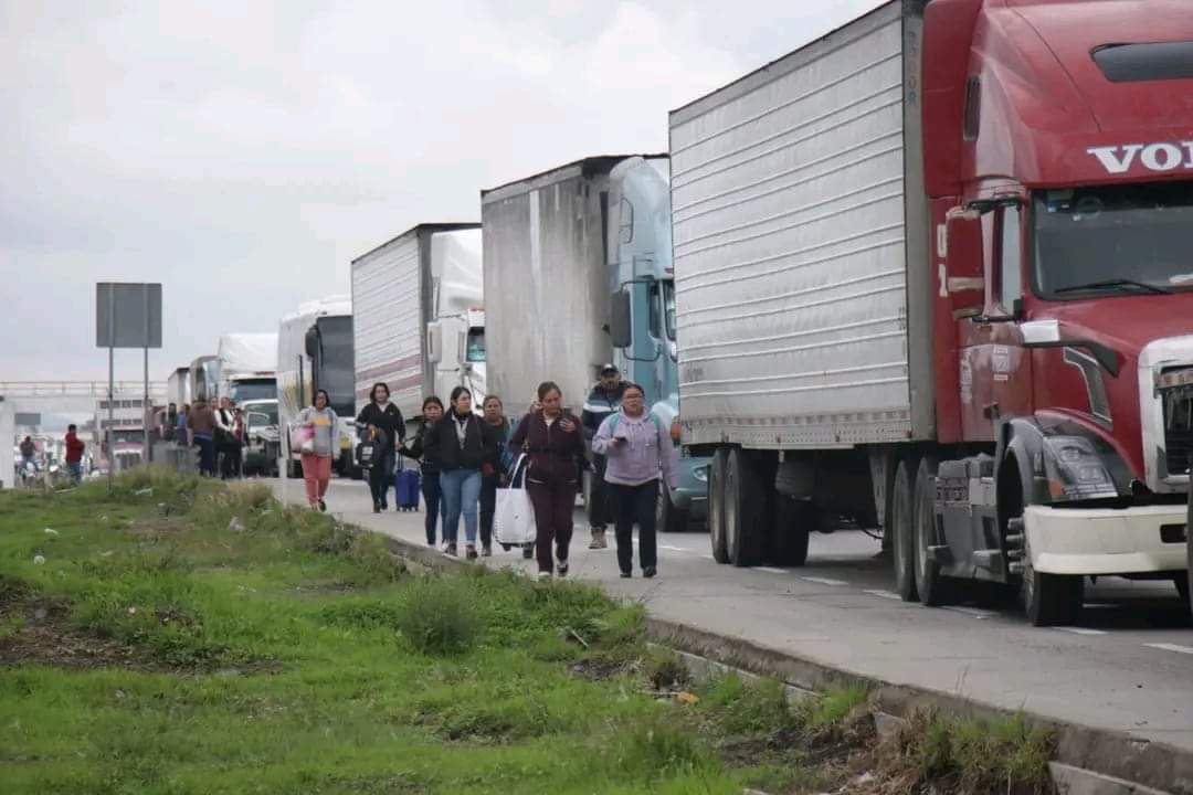 Transportistas bloquean la autopista México-Veracruz, a la altura de Amozoc