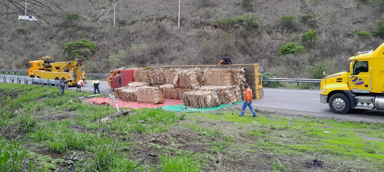 Vuelca otro tráiler en las Cumbres de Maltrata, ¡No hubo rapiña!