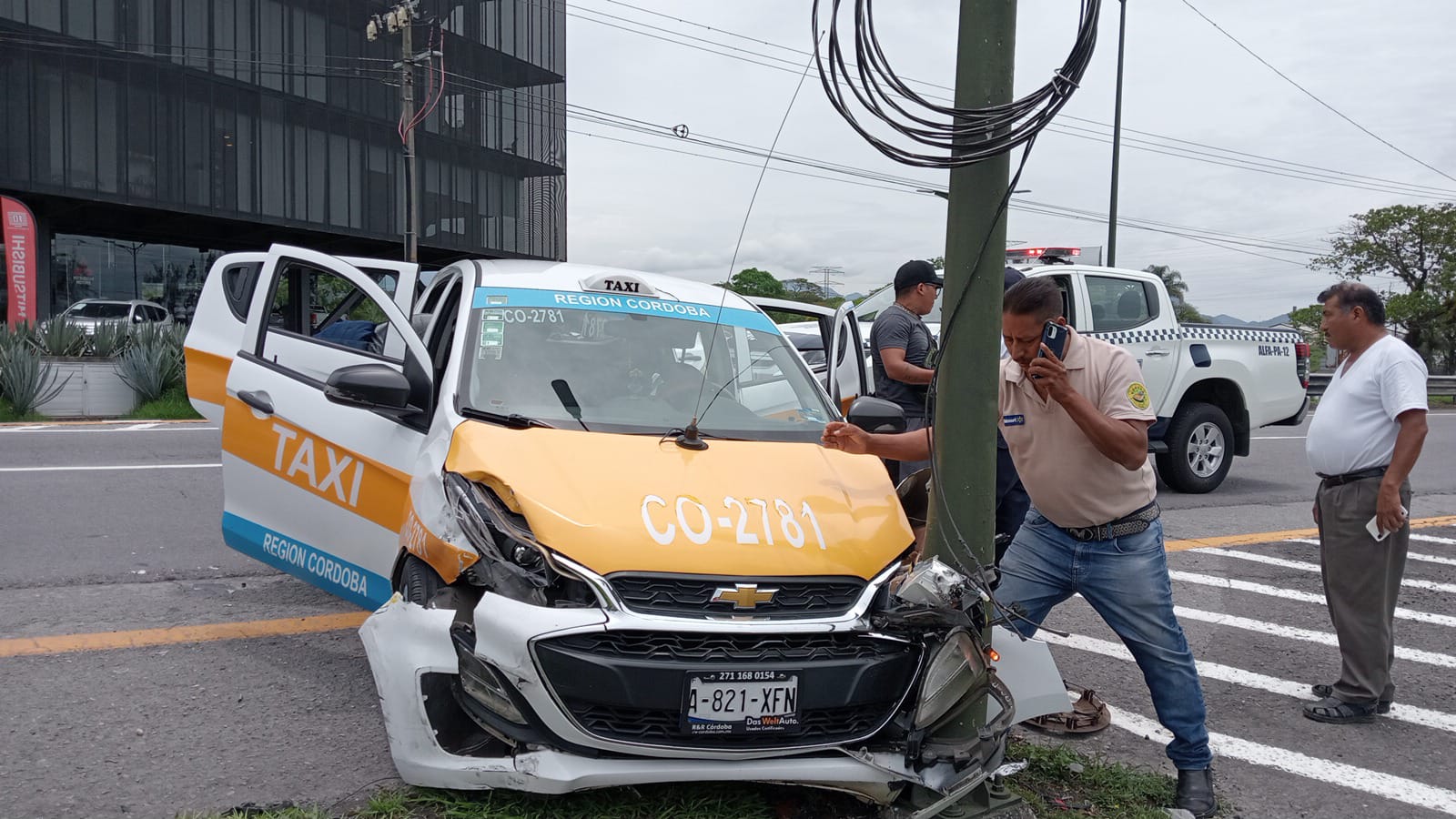 Dos lesionados al accidentarse taxi contra auto particular en Orizaba