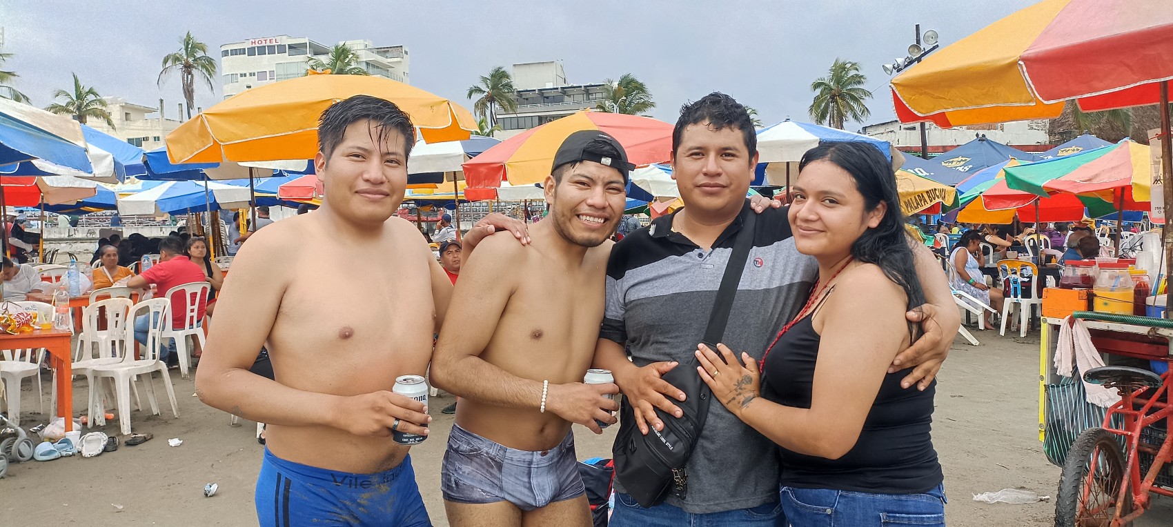 Disfrutan de las playas de la zona conurbada pese a la lluvia