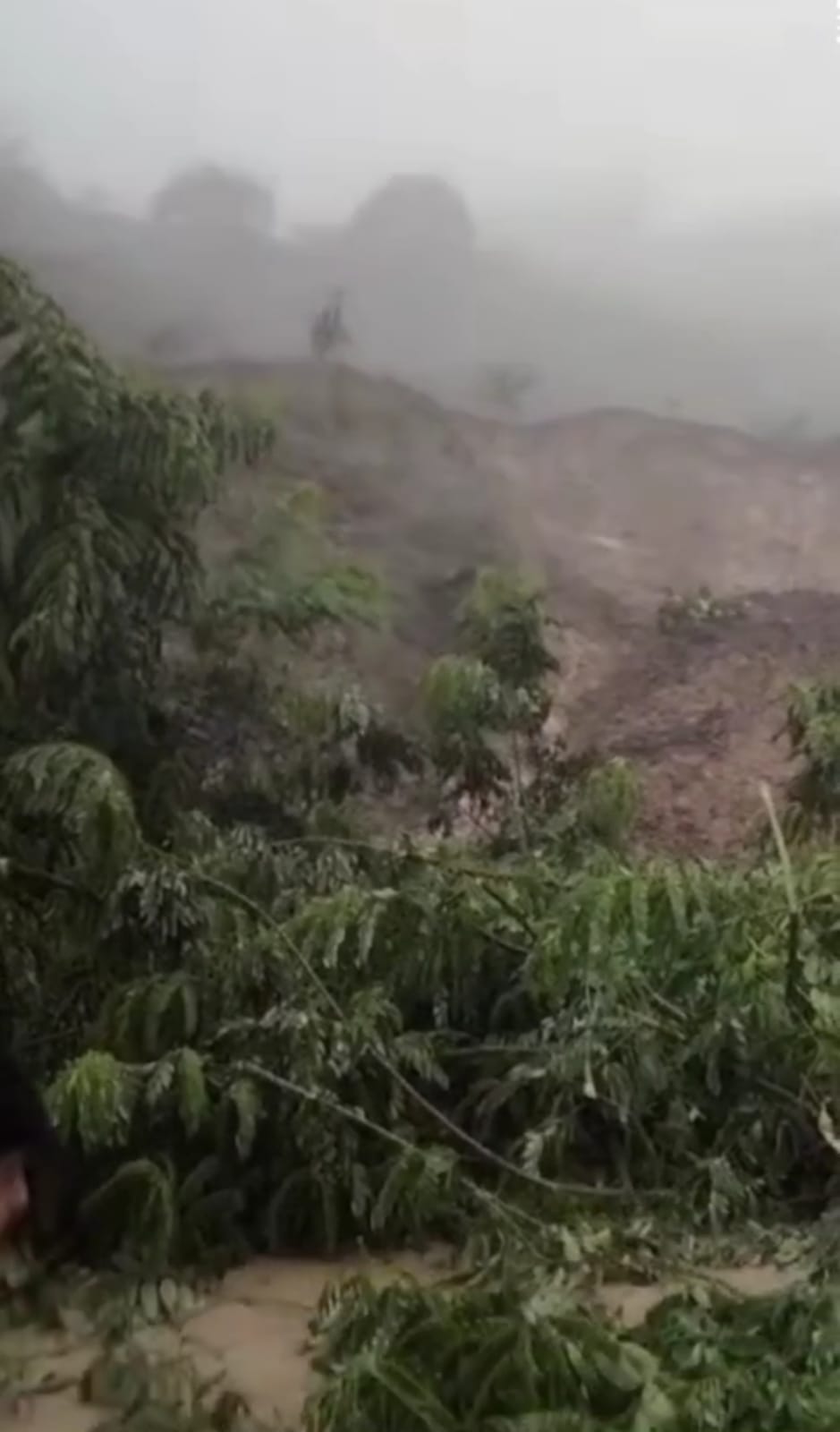 Habitantes reportan deslizamiento de tierra en Atzalan
