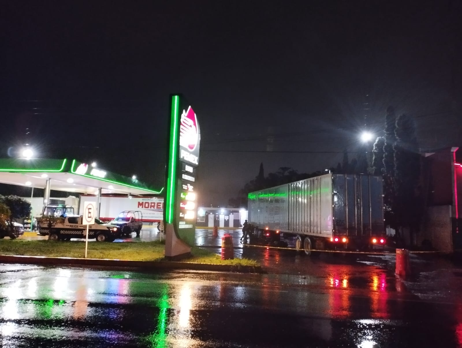 Adulto mayor muere atropellado por tráiler en gasolinera de Huiloapan, chofer se da a la fuga
